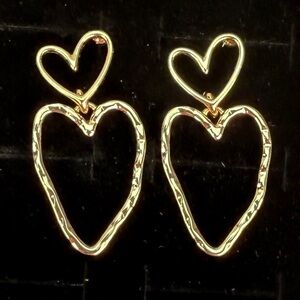 Vintage lightweight aged goldtone heart hammered pierced earrings
